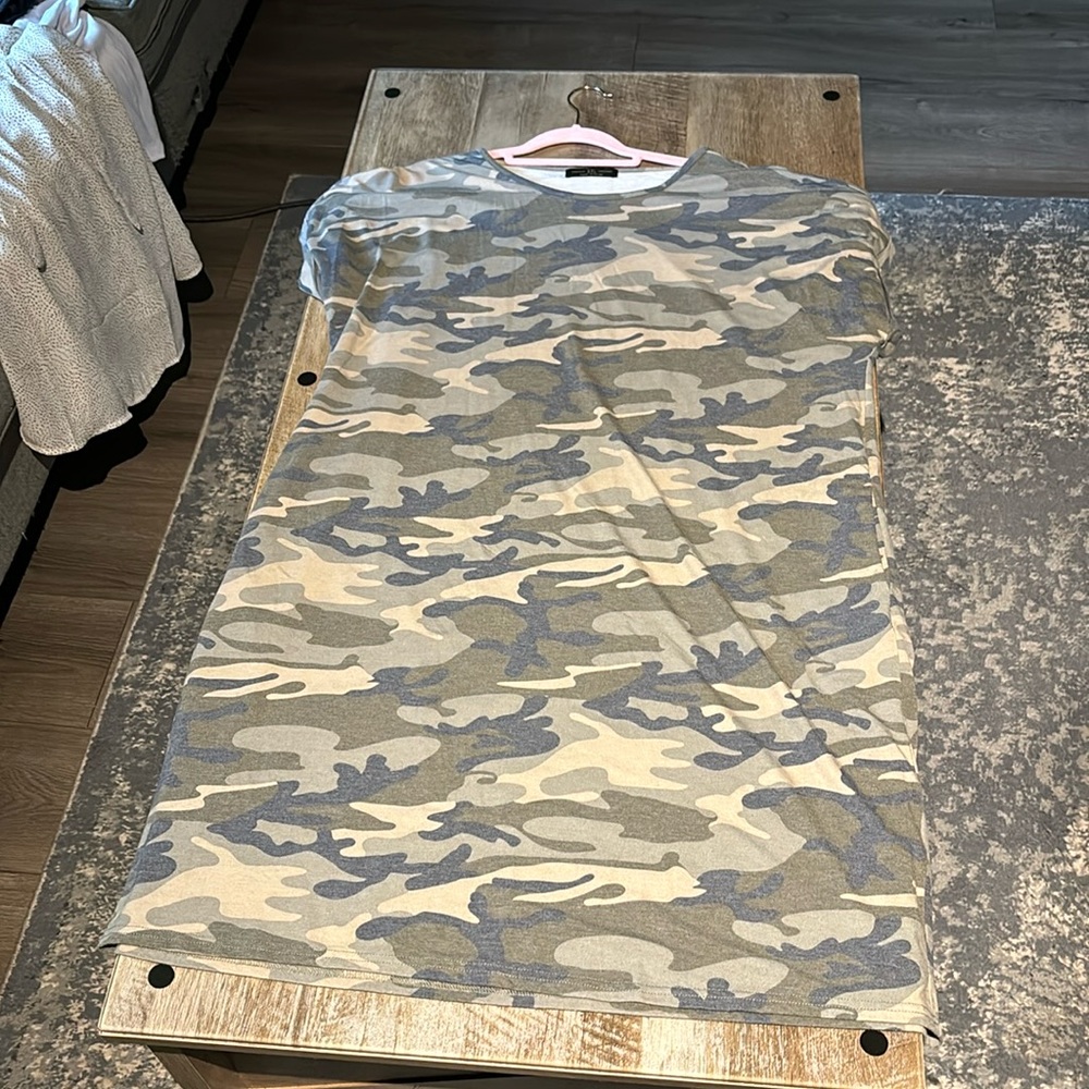 Camouflage dress with short sleeves and pockets